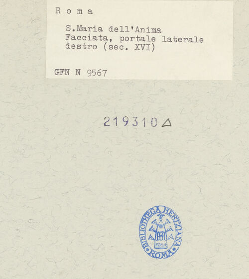 Rückseite von ICCD [https://www.deutsche-digitale-bibliothek.de/content/lizenzen/rv-ez/] Rechtes Seitenportal mit Segmentgiebel - Gesamtansicht, frontal, bh219310_recto. Foto.