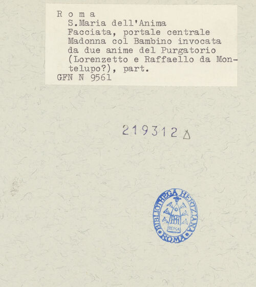 Rückseite von ICCD [https://www.deutsche-digitale-bibliothek.de/content/lizenzen/rv-ez/] Mittelportal mit Dreiecksgiebel über kompositen DreiviertelsäulenMadonna, flankiert von zwei knienden Gestalten - Rechte kniende Figur, linkes Körperprofil, bh219312_recto. Foto.