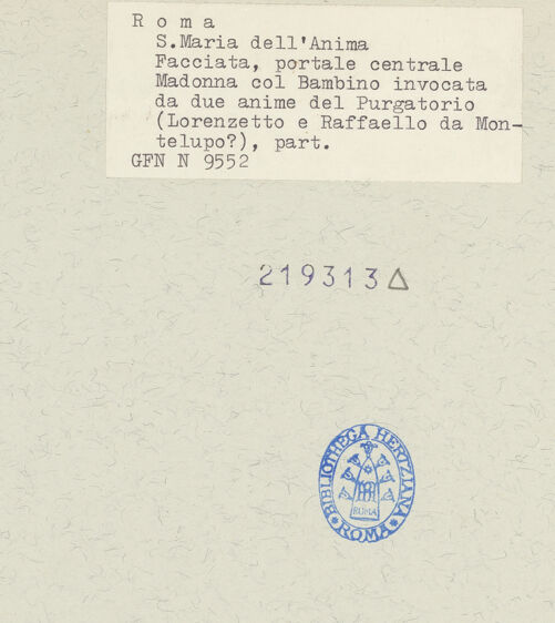 Rückseite von ICCD [https://www.deutsche-digitale-bibliothek.de/content/lizenzen/rv-ez/] Mittelportal mit Dreiecksgiebel über kompositen DreiviertelsäulenMadonna, flankiert von zwei knienden Gestalten - Detail: Madonna und rechte kniende Figur, bh219313_recto. Foto.