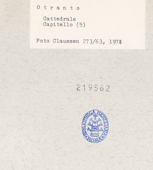 Rückseite von Claussen, Peter Cornelius [https://www.deutsche-digitale-bibliothek.de/content/lizenzen/rv-fz/] Kapitelle der NordarkadeKapitell 4 - Detail, bh219562_recto. Foto: Claussen, Peter Cornelius.