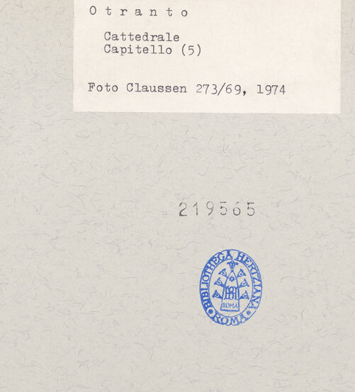 Rückseite von Claussen, Peter Cornelius [https://www.deutsche-digitale-bibliothek.de/content/lizenzen/rv-fz/] Kapitelle der NordarkadeKapitell 4 - Detail, bh219565_recto. Foto: Claussen, Peter Cornelius.