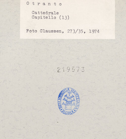 Rückseite von Claussen, Peter Cornelius [https://www.deutsche-digitale-bibliothek.de/content/lizenzen/rv-fz/] Kapitelle der SüdarkadeKapitell 3 - Gesamtansicht, bh219573_recto. Foto: Claussen, Peter Cornelius.