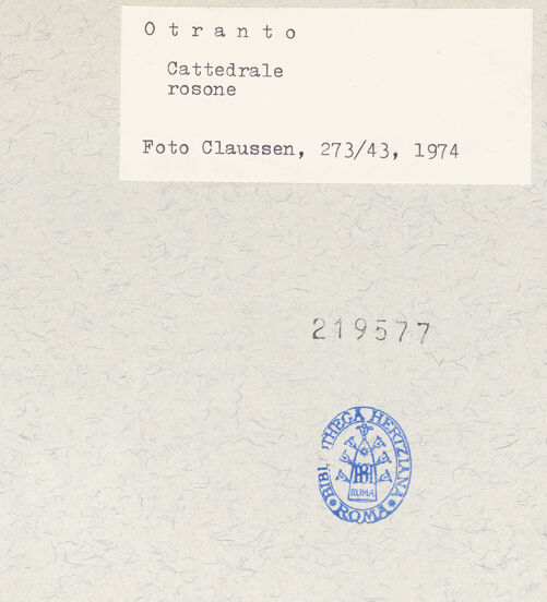 Rückseite von Claussen, Peter Cornelius [https://www.deutsche-digitale-bibliothek.de/content/lizenzen/rv-fz/] CattedraleMittelschiff - Innenfassade, Rosenfenster, Detail, bh219577_recto. Foto: Claussen, Peter Cornelius.