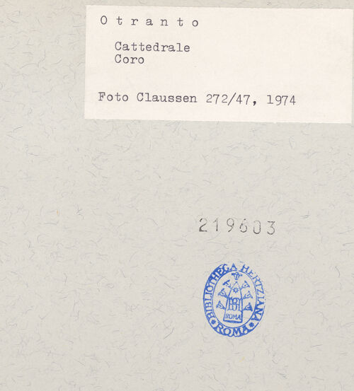 Rückseite von Claussen, Peter Cornelius [https://www.deutsche-digitale-bibliothek.de/content/lizenzen/rv-fz/] CattedraleOstfassade - Detail, Mittelapsis der Krypta, Sockel, bh219603_recto. Foto: Claussen, Peter Cornelius.