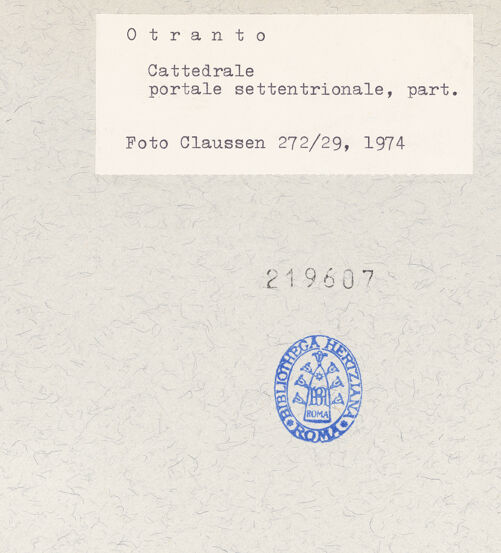 Rückseite von Claussen, Peter Cornelius [https://www.deutsche-digitale-bibliothek.de/content/lizenzen/rv-fz/] Portal des Nordseitenschiffes - Detail, Bekrönung und Mauerwerk, bh219607_recto. Foto: Claussen, Peter Cornelius.