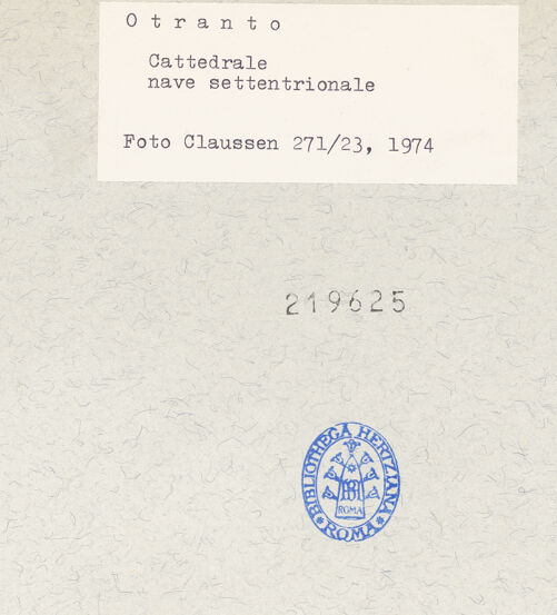 Rückseite von Claussen, Peter Cornelius [https://www.deutsche-digitale-bibliothek.de/content/lizenzen/rv-fz/] CattedraleNordseitenschiff und Pfeiler der nördlichen Arkade - Eingang zur Krypta und östlicher Bogen von Westen, bh219625_recto. Foto: Claussen, Peter Cornelius.