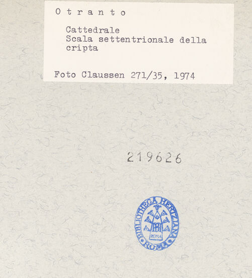 Rückseite von Claussen, Peter Cornelius [https://www.deutsche-digitale-bibliothek.de/content/lizenzen/rv-fz/] CattedraleKrypta - Nördlicher Treppenaufgang und Arkosolgrab, bh219626_recto. Foto: Claussen, Peter Cornelius.