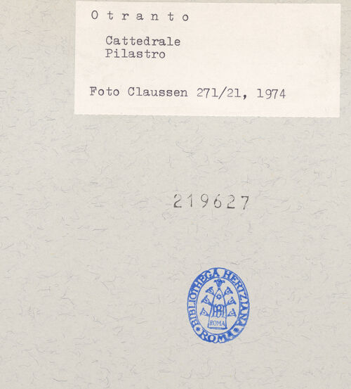 Rückseite von Claussen, Peter Cornelius [https://www.deutsche-digitale-bibliothek.de/content/lizenzen/rv-fz/] CattedraleNordseitenschiff und Pfeiler der nördlichen Arkade - Sockel einer Säule der Nordarkade, bh219627_recto. Foto: Claussen, Peter Cornelius.