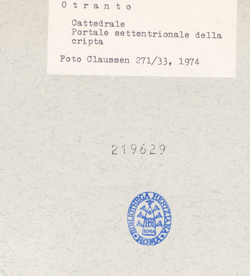 Rückseite von Claussen, Peter Cornelius [https://www.deutsche-digitale-bibliothek.de/content/lizenzen/rv-fz/] CattedraleKrypta - Nördlicher Treppenaufgang, Zugangsbogen, Detail, bh219629_recto. Foto: Claussen, Peter Cornelius.