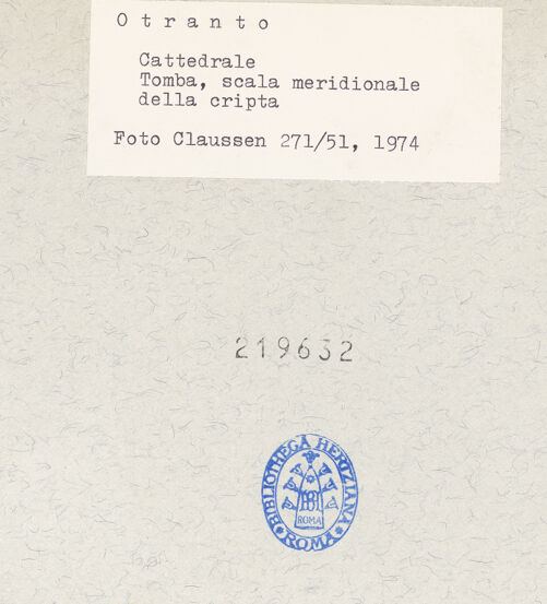 Rückseite von Claussen, Peter Cornelius [https://www.deutsche-digitale-bibliothek.de/content/lizenzen/rv-fz/] CattedraleKrypta - Südlicher Treppenaufgang und Arkosolgrab, bh219632_recto. Foto: Claussen, Peter Cornelius.