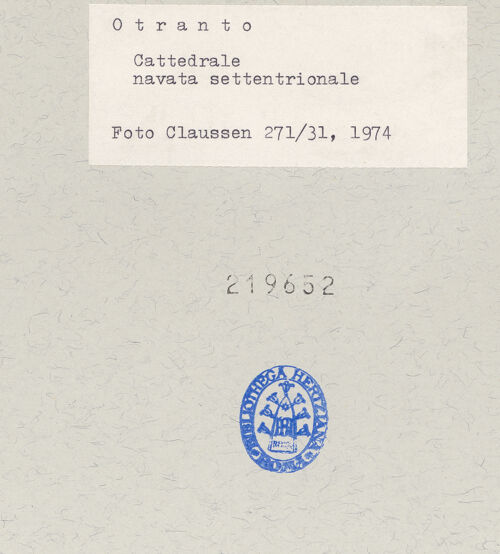 Rückseite von Claussen, Peter Cornelius [https://www.deutsche-digitale-bibliothek.de/content/lizenzen/rv-fz/] CattedraleNordseitenschiff und Pfeiler der nördlichen Arkade - Östlicher Bogen von Westen, bh219652_recto. Foto: Claussen, Peter Cornelius.