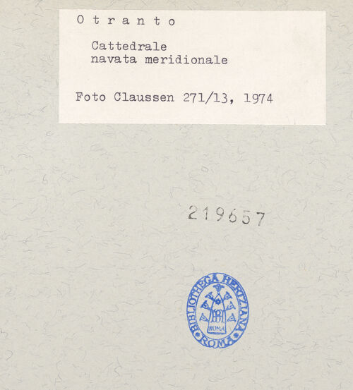 Rückseite von Claussen, Peter Cornelius [https://www.deutsche-digitale-bibliothek.de/content/lizenzen/rv-fz/] CattedraleSüdseitenschiff und Pfeiler der südlichen Arkade - Blick von Südwesten, bh219657_recto. Foto: Claussen, Peter Cornelius.