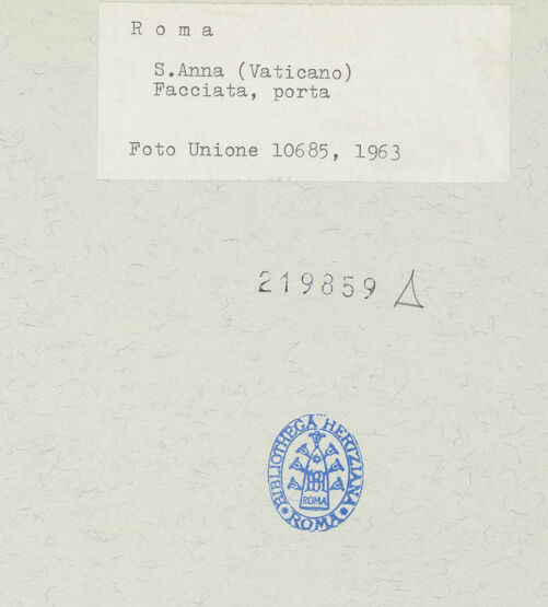 Rückseite von Fototeca dell'Unione Internazionale presso l'American Academy in Rome [https://www.deutsche-digitale-bibliothek.de/content/lizenzen/rv-ez/] Sant'Anna dei Palafrenieri - Fassade, Giebel über Hauptportal mit Wappen, bh219859_recto. Foto.