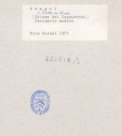 Rückseite von Hutzel, Max [https://www.deutsche-digitale-bibliothek.de/content/lizenzen/rv-ez/] Fußboden des Presbyteriums - Detail, bh220016_recto. Foto: Hutzel, Max.