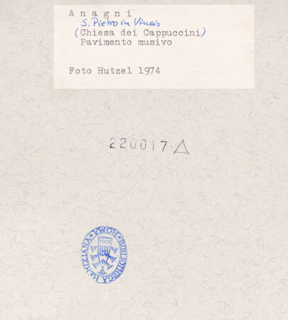 Rückseite von Hutzel, Max [https://www.deutsche-digitale-bibliothek.de/content/lizenzen/rv-ez/] Fußboden des Presbyteriums - Detail, bh220017_recto. Foto: Hutzel, Max.