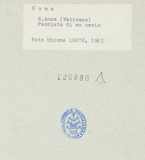 Rückseite von Fototeca dell'Unione Internazionale presso l'American Academy in Rome [https://www.deutsche-digitale-bibliothek.de/content/lizenzen/rv-ez/] Sant'Anna dei Palafrenieri - Fassade von der Via di Porta Angelica mit Cancello di Sant'Anna, bh220880_recto. Foto.