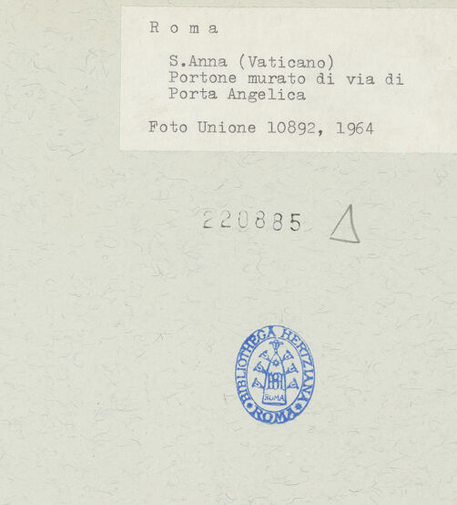 Rückseite von Fototeca dell'Unione Internazionale presso l'American Academy in Rome [https://www.deutsche-digitale-bibliothek.de/content/lizenzen/rv-ez/] Sant'Anna dei Palafrenieri - Rechte Flanke von der Via di Porta Angelica, bh220885_recto. Foto.