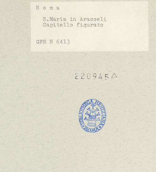 Rückseite von ICCD [https://www.deutsche-digitale-bibliothek.de/content/lizenzen/rv-ez/] Santa Maria in Aracoeli - Linke Seite, 7. Säule, Detail: Kapitell mit Imagines clipeatae, bh220945_recto. Foto.