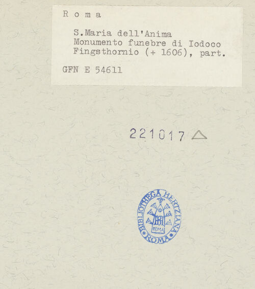 Rückseite von ICCD [https://www.deutsche-digitale-bibliothek.de/content/lizenzen/rv-ez/] Grabmal für Jodok Pfingsthorn aus Köln (gest. 1606) - Sockel, Detail: Putto mit Festons, bh221017_recto. Foto.