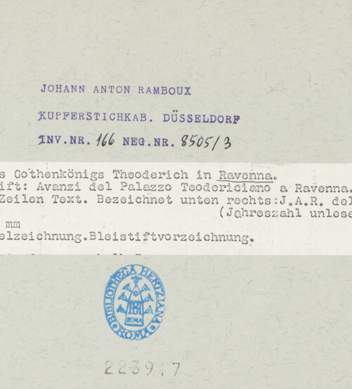 Rückseite von Kupferstichkabinett Düsseldorf [https://www.deutsche-digitale-bibliothek.de/content/lizenzen/rv-ez/] Sog. Palazzo di Teodorico (sog. Palast Theoderichs) - Gesamtansicht, bh223917_recto. Foto.