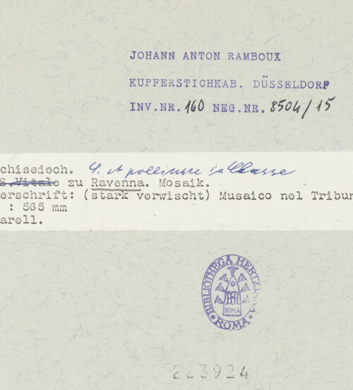 Rückseite von Kupferstichkabinett Düsseldorf [https://www.deutsche-digitale-bibliothek.de/content/lizenzen/rv-ez/] Ravenna, Sant'Apollinare in Classe, Mosaik der Apsiswand: die Opfergaben von Abel, Melchisedek und Abraham; die Bischöfe Ursicinus und Ursus - Gesamtansicht, bh223924_recto. Foto.