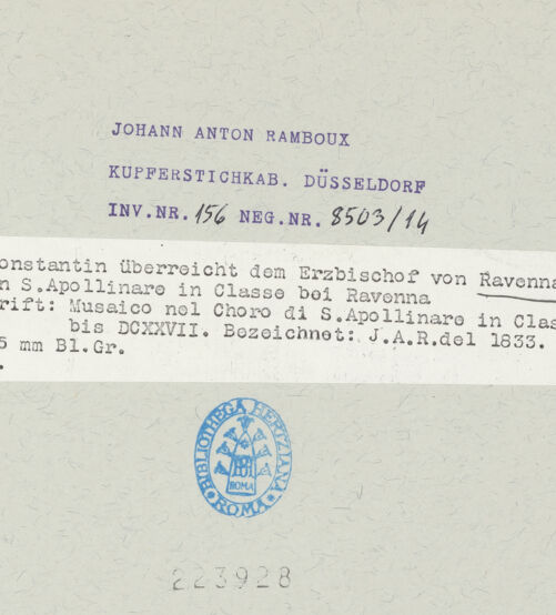 Rückseite von Kupferstichkabinett Düsseldorf [https://www.deutsche-digitale-bibliothek.de/content/lizenzen/rv-ez/] Ravenna, Sant'apollinare in Classe, Mosaik der Apsiswand: Kaiser Konstantin IV. Pogonatus übergibt die Privilegien der Kirche von Ravenna an Reparatus, den Boten von Erzbischof Maurus; die Bischöfe Ecclesius und Severus - Gesamtansicht, bh223928_recto. Foto.