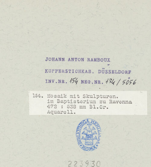 Rückseite von Kupferstichkabinett Düsseldorf [https://www.deutsche-digitale-bibliothek.de/content/lizenzen/rv-ez/] Ravenna, Battistero degli Ortodossi (Baptisterium der Orthodoxen), Mosaik und Stuckdekoration mit Propheten und symbolischen Szenen; Alter Volutenkrater; Altar - Gesamtansicht, bh223930_recto. Foto.