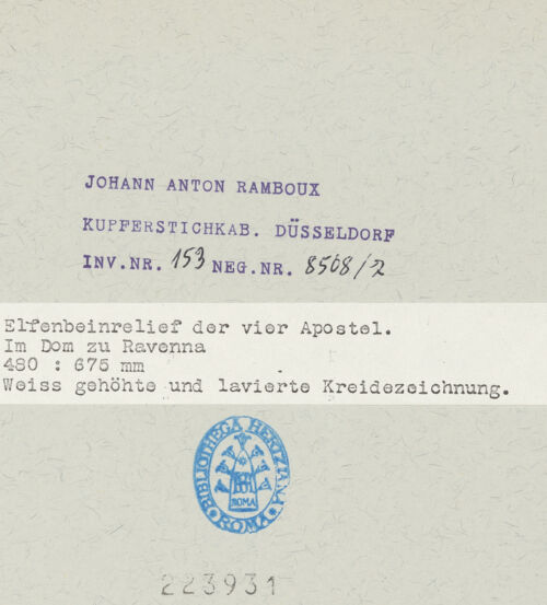 Rückseite von Kupferstichkabinett Düsseldorf [https://www.deutsche-digitale-bibliothek.de/content/lizenzen/rv-ez/] Ravenna, Museo Arcivescovile, Kathedra des Bischofs Maximianus, Vorderseite: der heilige Johannes der Täufer, die vier Evangelisten, das Monogramm des Bischof Maximianus, und bewohnte Weinrollen, die aus Kantharoi sprießen - Gesamtansicht, bh223931_recto. Foto.