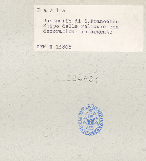 Rückseite von ICCD [https://www.deutsche-digitale-bibliothek.de/content/lizenzen/rv-fz/] Schrank mit den Reliquienschatz des heiligen Franz von Paula (Mantel, Kapuze, Hemd, Socken, Sandale, Backenzahn und Rosenkranz), oben Büste des Heiligen) - Teilansicht, bh224681_recto. Foto.