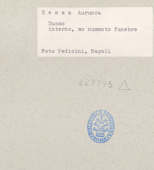 Rückseite von Pedicini, Luciano [https://www.deutsche-digitale-bibliothek.de/content/lizenzen/rv-ez/] Grabmal des Bischofs Alessandro Riccardo (gest. 1604) - Frontalansicht, bh227795_recto. Foto: Pedicini, Luciano.