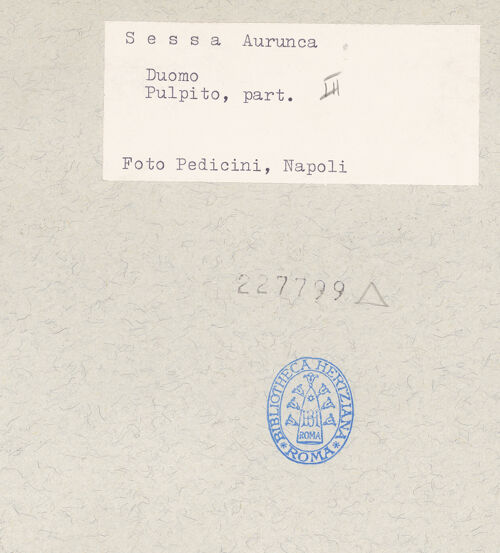 Rückseite von Pedicini, Luciano [https://www.deutsche-digitale-bibliothek.de/content/lizenzen/rv-ez/] Säulen und BasenKapitell mit Eckfiguren - Kapitell 3: Detail, bh227799_recto. Foto: Pedicini, Luciano.