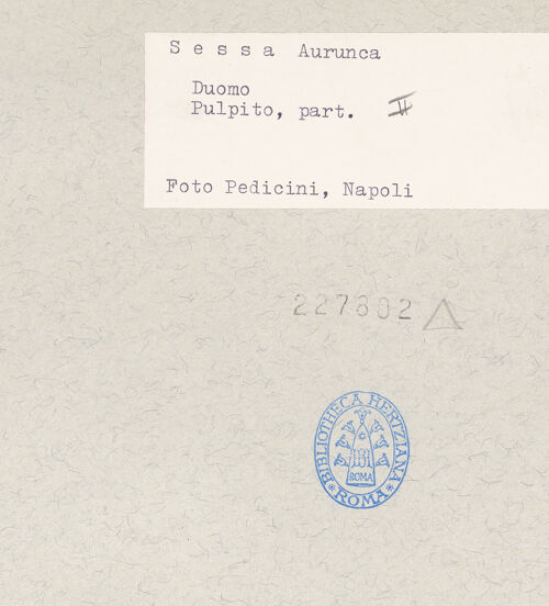 Rückseite von Pedicini, Luciano [https://www.deutsche-digitale-bibliothek.de/content/lizenzen/rv-ez/] Säulen und BasenKapitell mit Eckfiguren - Kapitell 2: Detail, bh227802_recto. Foto: Pedicini, Luciano.