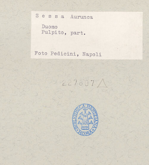 Rückseite von Pedicini, Luciano [https://www.deutsche-digitale-bibliothek.de/content/lizenzen/rv-ez/] Säulen und BasenKapitell mit Figuren und Mischwesen - Hornblasende Figur, bh227807_recto. Foto: Pedicini, Luciano.