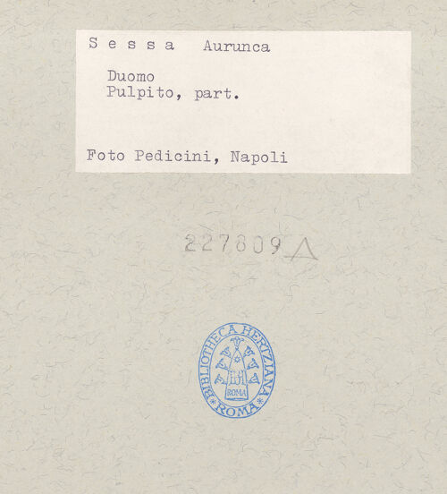 Rückseite von Pedicini, Luciano [https://www.deutsche-digitale-bibliothek.de/content/lizenzen/rv-ez/] Säulen und Basen - Detail eines Kapitells, bh227809_recto. Foto: Pedicini, Luciano.