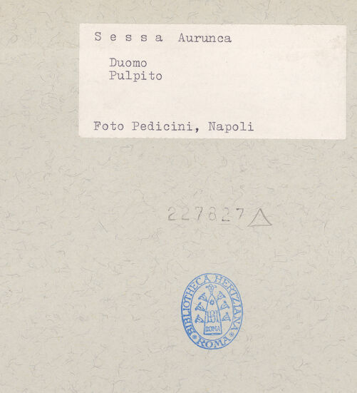 Rückseite von Pedicini, Luciano [https://www.deutsche-digitale-bibliothek.de/content/lizenzen/rv-ez/] Seitenansicht mit Osterleuchter, bh227827_recto. Foto: Pedicini, Luciano.