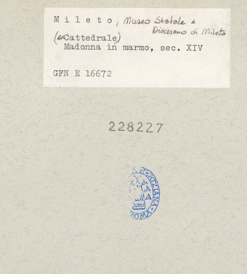 Rückseite von ICCD [https://www.deutsche-digitale-bibliothek.de/content/lizenzen/rv-ez/] Madonna - Gesamtansicht (während in der Kathedrale?), bh228227_recto. Foto.