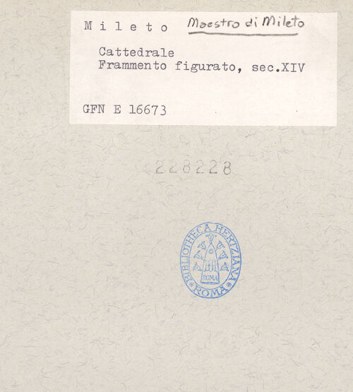 Rückseite von ICCD [https://www.deutsche-digitale-bibliothek.de/content/lizenzen/rv-ez/] Liegefigur eines Ritters der Familie Sanseverino (Ruggero Sanseverino?) - Gesamtansicht vor der Restaurierung (während im Campanile der Kathedrale), bh228228_recto. Foto.