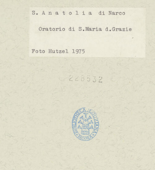 Rückseite von Getty Research Institute? [https://www.deutsche-digitale-bibliothek.de/content/lizenzen/rv-ez/] Santa Maria delle Grazie - Westfassade, Detail: Portal und flankierende Fenster, bh228532_recto. Foto: Hutzel, Max.