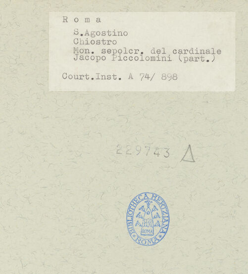 Rückseite von Courtauld Institute [https://www.deutsche-digitale-bibliothek.de/content/lizenzen/rv-ez/] Grabmal des Kardinals Jacopo Ammanati-Piccolomini (+1479)Prunkbett mit Inschrifttafel und Liegefigur - Detail: Oberkörper des Verstorbenen, bh229743_recto. Foto.