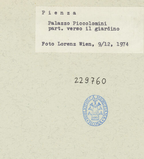 Rückseite von Courtauld Institute [https://www.deutsche-digitale-bibliothek.de/content/lizenzen/rv-ez/] Grabmal der Costanza Ammanati-Piccolomini (+1477)Mittelnische: Segnender Christus und Engel, flankiert von zwei Propheten - Detail: Konche mit Christus, bh229760_recto. Foto.