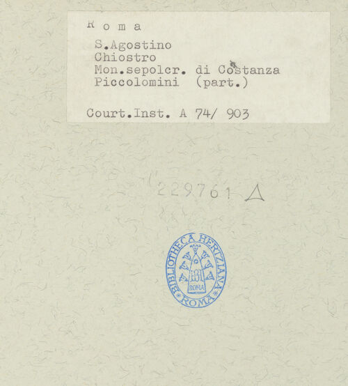 Rückseite von Courtauld Institute [https://www.deutsche-digitale-bibliothek.de/content/lizenzen/rv-ez/] Grabmal der Costanza Ammanati-Piccolomini (+1477)Prunkbett mit Inschrifttafel und Liegefigur - Detail: Gesims zwischen unterer und oberer Nische mit Fries, bh229761_recto. Foto.