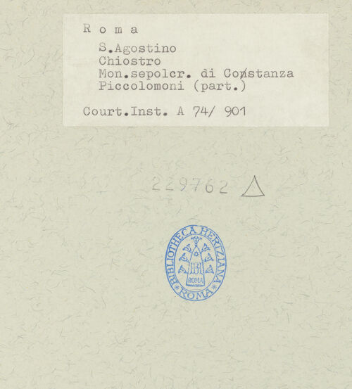 Rückseite von Courtauld Institute [https://www.deutsche-digitale-bibliothek.de/content/lizenzen/rv-ez/] Grabmal der Costanza Ammanati-Piccolomini (+1477)Prunkbett mit Inschrifttafel und Liegefigur - Detail: Oberkörper der Verstorbenen, bh229762_recto. Foto.