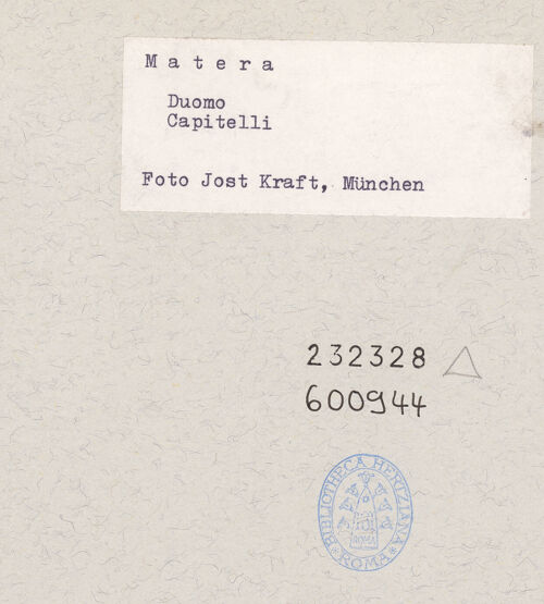 Rückseite von Kraft, Jost (München) [https://www.deutsche-digitale-bibliothek.de/content/lizenzen/rv-ez/] Kapitelle mit figürlicher Dekoration - Langhaus, Kapitell, bh232328_bh600944_recto. Foto (digital): Kraft, Jost (München).