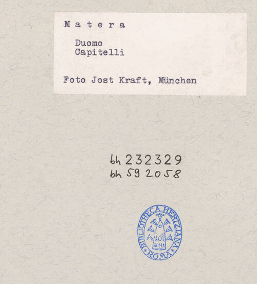 Rückseite von Kraft, Jost (München) [https://www.deutsche-digitale-bibliothek.de/content/lizenzen/rv-ez/] Kapitelle mit Blattwerkdekor - Langhaus, Kapitell, bh232329_bh592058_recto. Foto: Kraft, Jost (München).