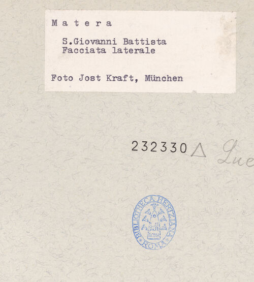 Rückseite von Kraft, Jost (München) [https://www.deutsche-digitale-bibliothek.de/content/lizenzen/rv-ez/] San Giovanni BattistaOstfassade - Mittelachse, Detail: Fenster, bh232330_recto. Foto: Kraft, Jost (München).