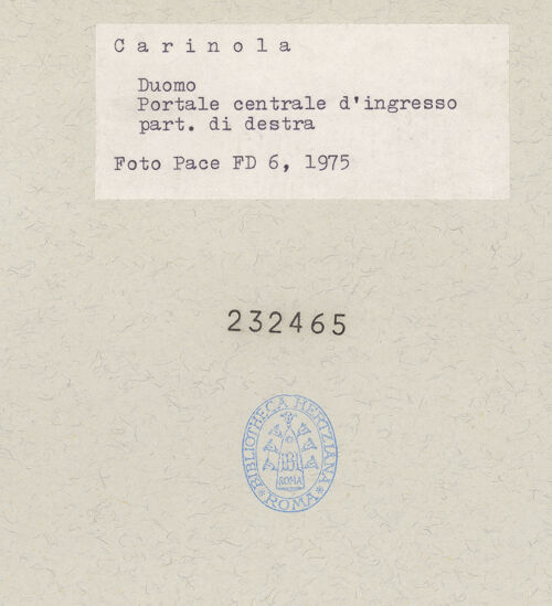 Rückseite von Pace, Valentino [https://www.deutsche-digitale-bibliothek.de/content/lizenzen/rv-ez/] Hauptportal - Türsturz und rechter Türpfosten, bh232465_recto. Foto: Pace, Valentino.