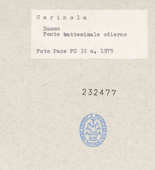 Rückseite von Pace, Valentino [https://www.deutsche-digitale-bibliothek.de/content/lizenzen/rv-ez/] Zwei romanische Kapitelle: Taufstein - Seitenansicht, bh232477_recto. Foto: Pace, Valentino.