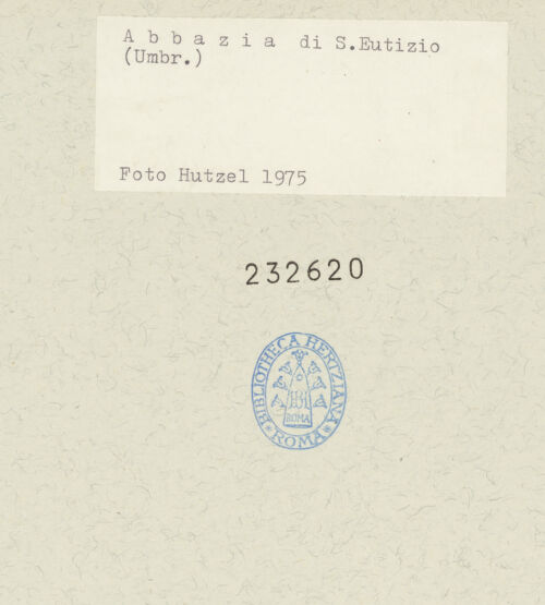 Rückseite von Getty Research Institute [https://www.deutsche-digitale-bibliothek.de/content/lizenzen/rv-ez/] Abbazia di Sant'EutizioPrimo Chiostro - Hof, Eingangsseite, bh232620_recto. Foto: Hutzel, Max.