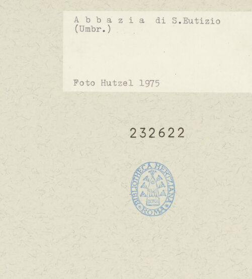 Rückseite von Getty Research Institute [https://www.deutsche-digitale-bibliothek.de/content/lizenzen/rv-ez/] Abbazia di Sant'EutizioSecondo Chiostro - Durchgang zum ersten Hof, bh232622_recto. Foto: Hutzel, Max.