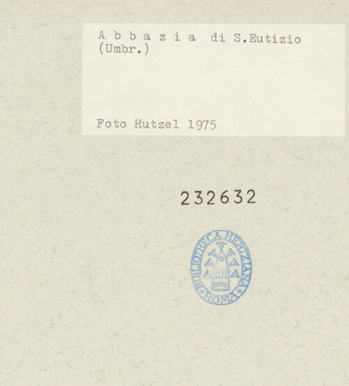 Rückseite von Getty Research Institute [https://www.deutsche-digitale-bibliothek.de/content/lizenzen/rv-ez/] Abbazia di Sant'EutizioSecondo Chiostro - Ansicht mit Brunnen (Spolie einer Chorschranke, 8. Jhd.), bh232632_recto. Foto: Hutzel, Max.